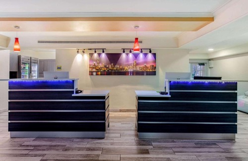 Elk Grove Village Hotel | La Quinta Inn by Wyndham Chicago O'Hare Airport