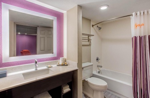 Elk Grove Village Hotel | La Quinta Inn by Wyndham Chicago O'Hare Airport