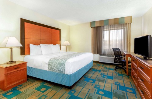 Willowbrook Hotel | La Quinta Inn by Wyndham Chicago Willowbrook