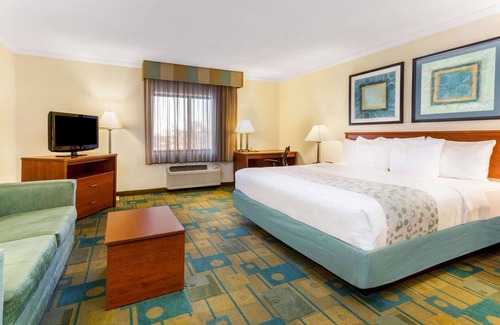 Willowbrook Hotel | La Quinta Inn by Wyndham Chicago Willowbrook