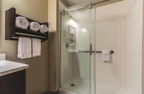 Collinsville Hotel | La Quinta Inn & Suites by Wyndham Collinsville - St. Louis