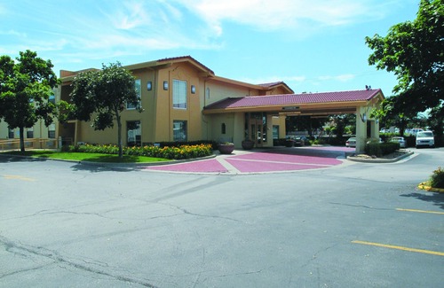 Quad Cities Hotel | La Quinta Inn by Wyndham Moline Airport
