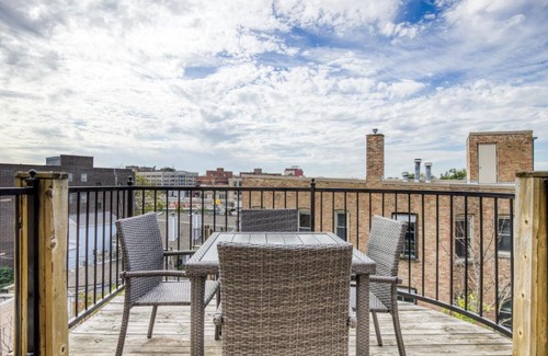 Lakeview Apartment | Lakeview 2BR w Patio WD nr Wrigley Field CHI-458