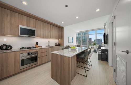 West Loop Hotel | Level - Fulton Market One Bedroom Suite with full kitchen and living room