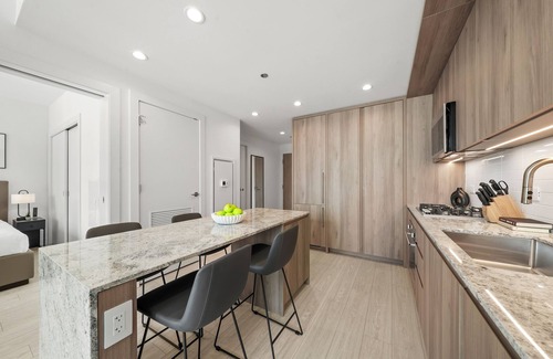 West Loop Hotel | Level - Fulton Market One Bedroom Suite with full kitchen and living room