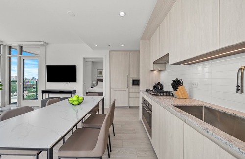 West Loop Hotel | Level - Fulton market Spacious 3 bedroom 2 baths with luxury kitchen and balcony