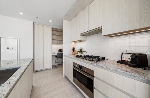 West Loop Hotel | Level - Fulton Market spacious 2 bedroom, 2 bath suite with full kitchen