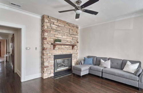 Ravenswood House | Lincoln Square Newly Remolded Unit w/ Central HVAC