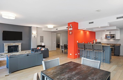 The Loop Condo | Longterm living in Chicago: 3BR Luxury Lakefront@Oak St Beach-pool, gym, decks