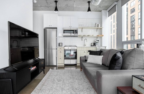 Near North Side Apartment | Lovely River North 1BR w/Gym, Pool, near L stop & Beach, by Blueground