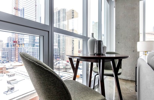 Near North Side Apartment | Lovely River North 1BR w/Gym, Pool, near L stop & Beach, by Blueground