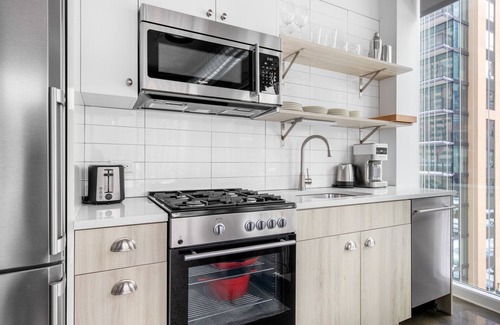 Near North Side Apartment | Lovely River North 1BR w/Gym, Pool, near L stop & Beach, by Blueground