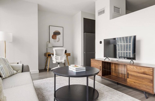 South Loop Apartment | Lovely South Loop 1BR w/Pool, Gym & Spa, nr Grant Park, by Blueground
