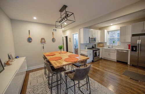 Rogers Park Apartment | Loyola Lookout – Sporty 3BR Apt Steps from Loyola & Lake w/Free Parking