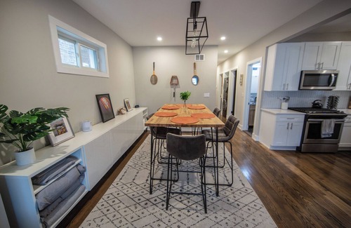 Rogers Park Apartment | Loyola Lookout – Sporty 3BR Apt Steps from Loyola & Lake w/Free Parking