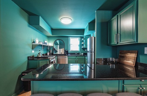 Wrigleyville Apartment | Lucky Green - A Bold 9BR/5BA w/Parking by Wrigley