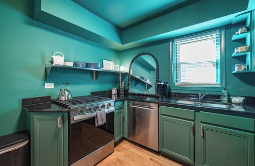 Wrigleyville Apartment | Lucky Green - A Bold 9BR/5BA w/Parking by Wrigley