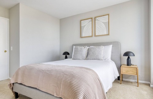 Lake View East Apartment | Luxe Lakeview Studio w/ Deck, Pool & Gym, nr Lincoln Park, by Blueground