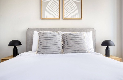 Lake View East Apartment | Luxe Lakeview Studio w/ Deck, Pool & Gym, nr Lincoln Park, by Blueground
