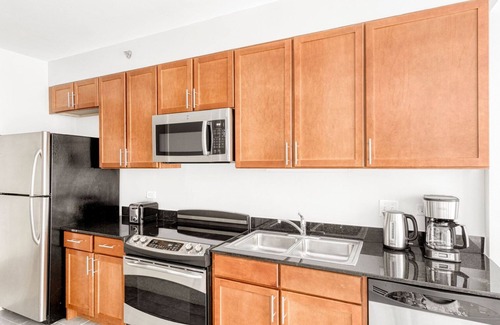 Downtown Chicago Apartment | Luxe Loop Studio w/Gym, Pool & Lounge, 1 block from L, by Blueground