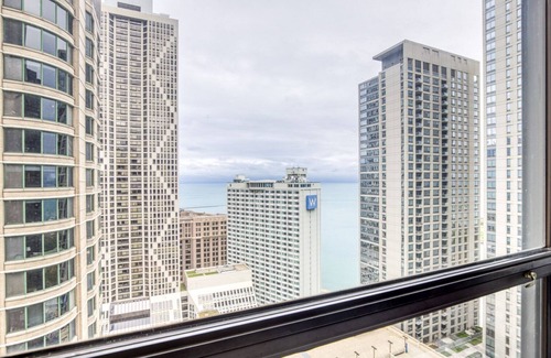 Streeterville Apartment | Luxe Streeterville Studio w/Gym, Pool, walk to Navy Pier, by Blueground