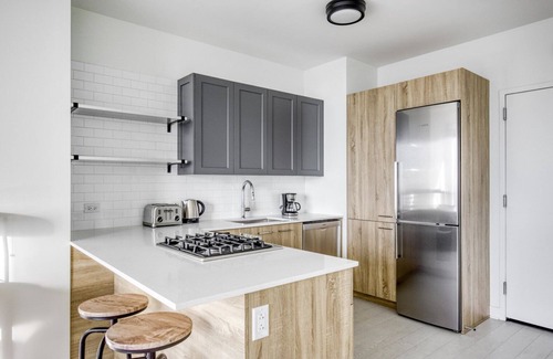 West Loop Apartment | Luxe West Loop 1BR w/Pool, Coworking & Gym, 1 block to L, by Blueground