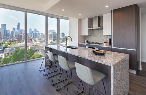 Near North Side Apartment | Luxurious Old Town Chicago Suites – Perfect for Families & Corporate Stays