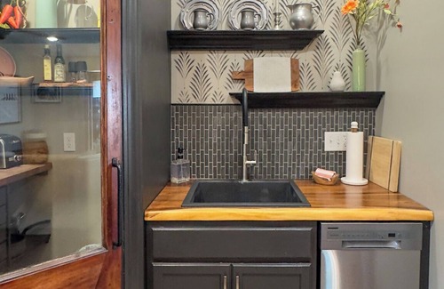 Peoria Heights House | Luxury Home in Peoria Heights with Spa Bath, Wifi, Laundry