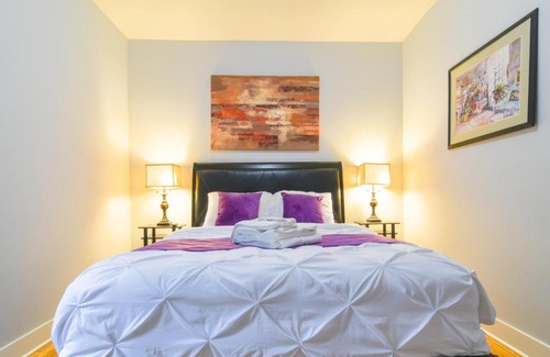 Irving Park House | Luxury Room in Irving Park 33011