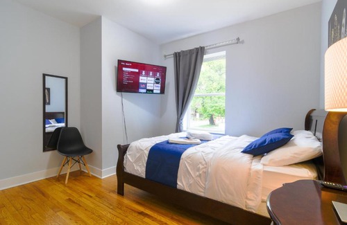 Irving Park House | Luxury Room in Irving Park 33011