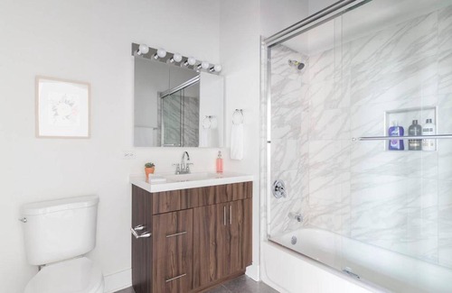 Near South Side House | Luxury room with Private bathroom on Michigan avenue 702