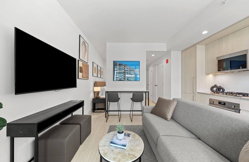 West Loop Apartment | Luxury West Loop Suites: Your Chicago Stay with Modern Comfort & Resort Perks