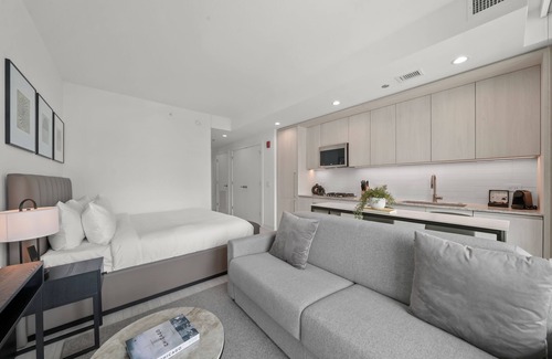 West Loop Apartment | Luxury West Loop Suites: Your Chicago Stay with Modern Comfort & Resort Perks