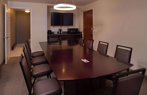 O'Hare Hotel | Maximum Comfort! With Airport Shuttle Service, Pets are Welcome!