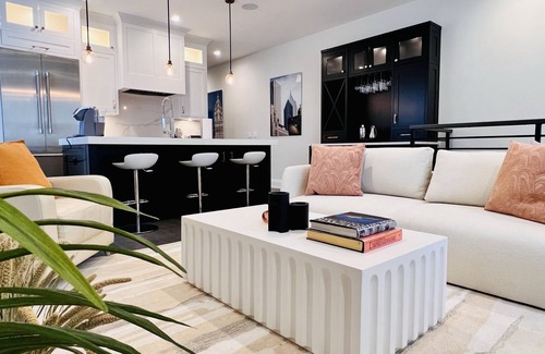 River North Apartment | Modern Apartment with Private Rooftop Patio & Free Parking in Downtown Chicago