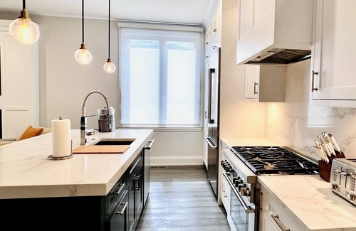 River North Apartment | Modern Apartment with Private Rooftop Patio & Free Parking in Downtown Chicago