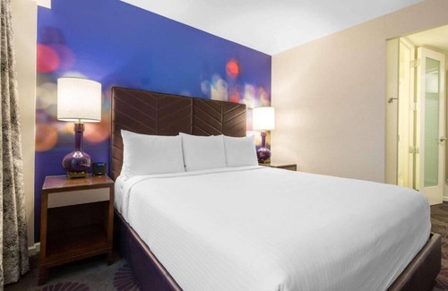 Streeterville Hotel | Modern Digs Steps from Mag Mile Shops/Dining with 24-hour Gym