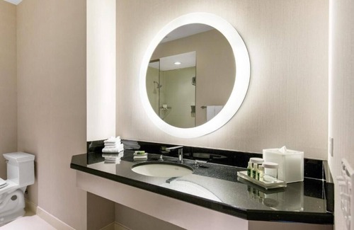 Streeterville Hotel | Modern Digs Steps from Mag Mile Shops/Dining with 24-hour Gym