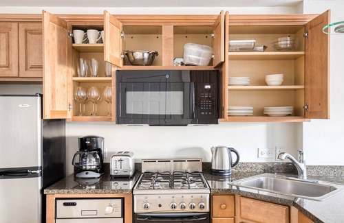 Gold Coast Apartment | Modern Gold Coast Studio w/Doorman & Gym, 2 blocks to L, by Blueground