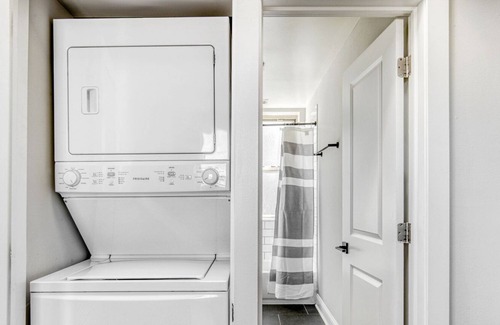 Lakeview Apartment | Modern Lakeview 2BR w/ Patio, W/D, walk to Wrigley Field, by Blueground