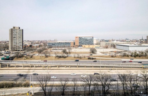 Illinois Medical District Apartment | Modern Medical District 1BR w/ Gym & W/D, 1 block to L, by Blueground