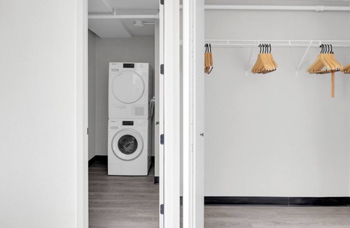 Illinois Medical District Apartment | Modern Medical District 1BR w/ Gym & W/D, 1 block to L, by Blueground