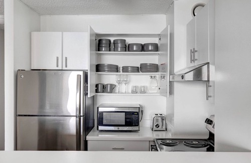 Streeterville Apartment | Modern Streeterville 1BR w/Gym, Pool, walk to Navy Pier, by Blueground