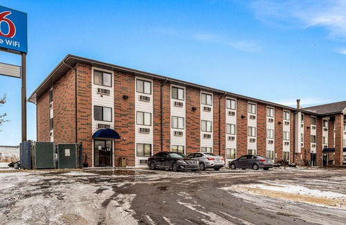 Elk Grove Village Hotel | Motel 6-Elk Grove Village, IL