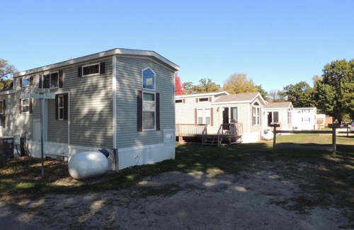 Amboy Resort | O'Connell's Yogi Bear Deluxe Park Model 24