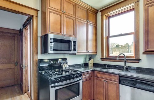 Old Town Triangle Condo | Old town vintage 2 bedroom