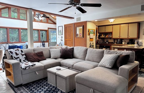 Carbondale House | Owl's Nest is a perfect getaway in the woods with lakes nearby. Pet friendly!