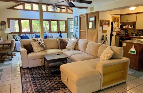 Carbondale House | Owl's Nest is a perfect getaway in the woods with lakes nearby. Pet friendly!