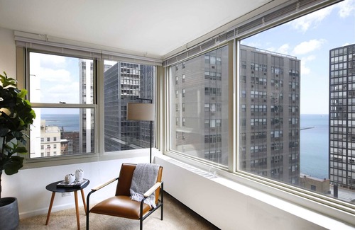 Streeterville Apartment | Penthouse Corner 3BR in Streeterville | Roof Deck
