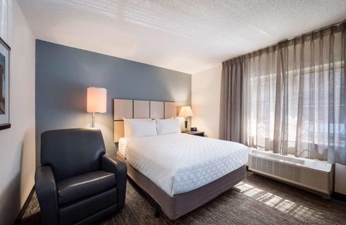 Libertyville House | Pet-Friendly Hotel Suite! Laundry & Outdoor BBQ Grill, Near Independence Grove Dog Park
